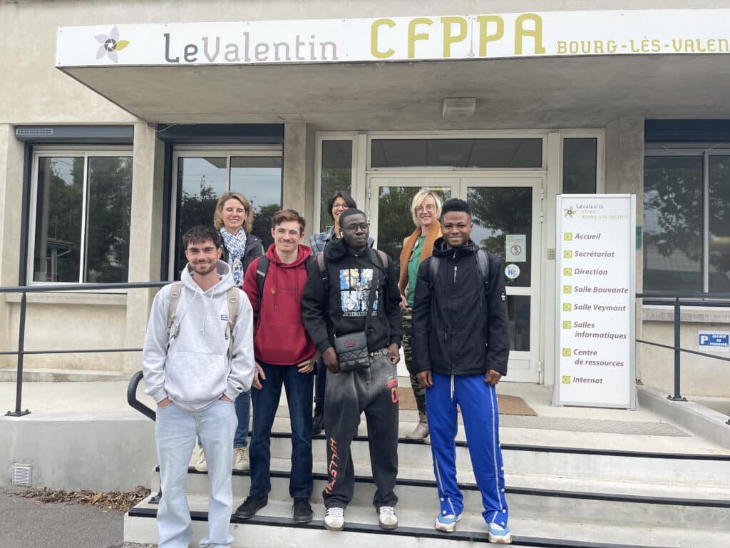 les apprentis BP CLPA – Conducteur de ligne de production agroalimentaire devant le centre de formation