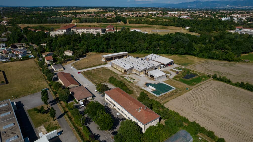 Vue aérienne du CFPPA du Valentin et de son exploitation agricole à Bourg-lès-Valence, entourée de champs cultivés et d’espaces verts.