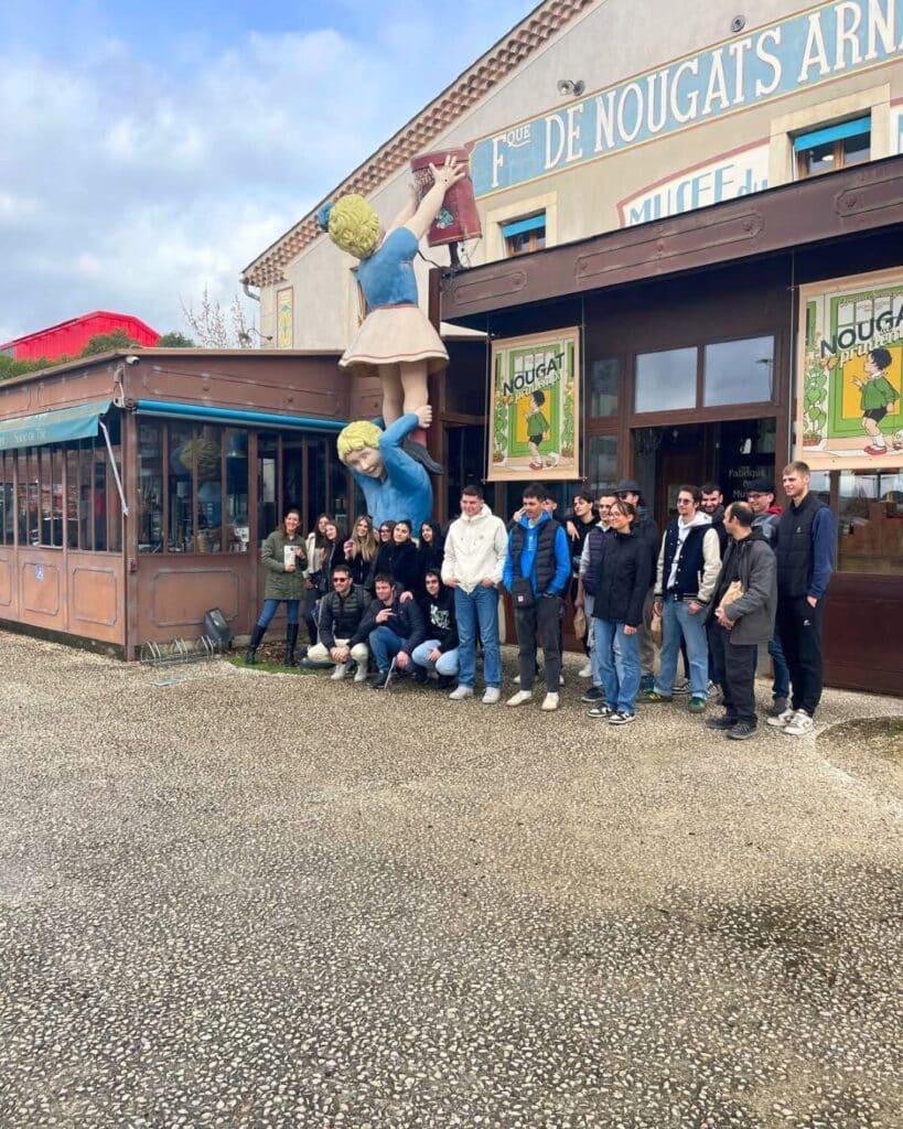 Étudiants en visite au Musée du Nougat de Montélimar pour découvrir la fabrication traditionnelle du nougat